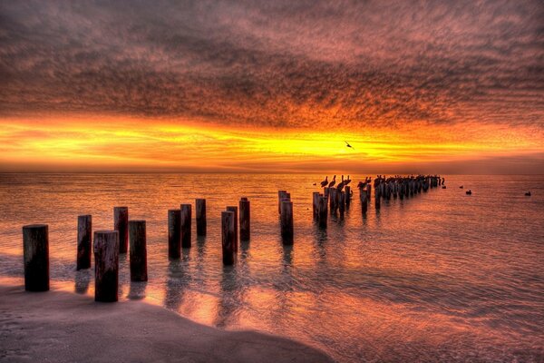 Puentes destruidos en el fondo del cielo al atardecer