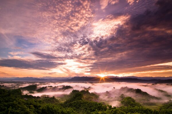 Magische Wolken bei Sonnenuntergang in Taiwan