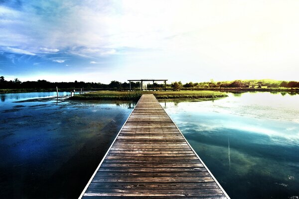 Pont en bois sur l eau