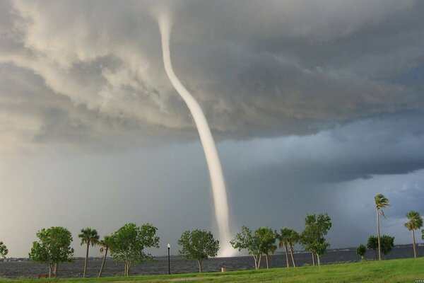 Tornado findet Kraft im Wasser