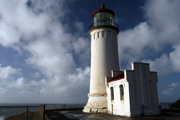 Antiguo faro junto al mar