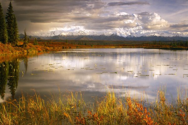 Beau lac en automne