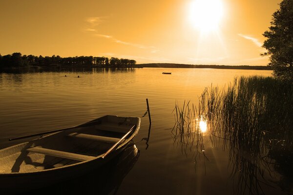 Boot am See bei Sonnenuntergang