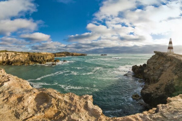 Paysage marin sur les vagues et les rochers