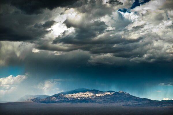 Cielo e montagne sullo sfondo del deserto