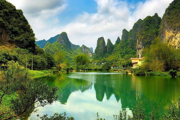 Lago della foresta nella provincia cinese