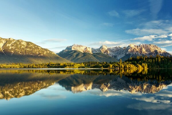 Lago en las montañas. Hermosa foto