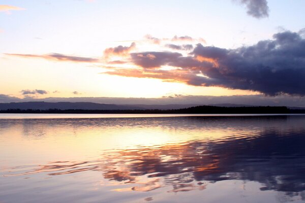 Paysage avec le reflet des nuages dans l eau du lac