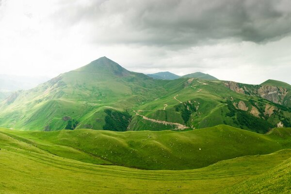 Naturaleza colinas verdes cerca de nubes de tormenta