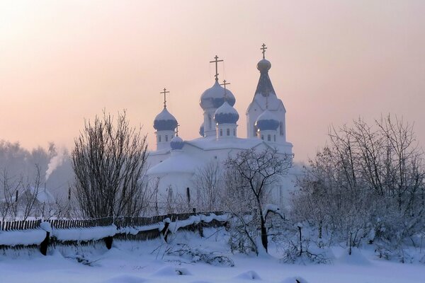 Église sur fond de nature hivernale