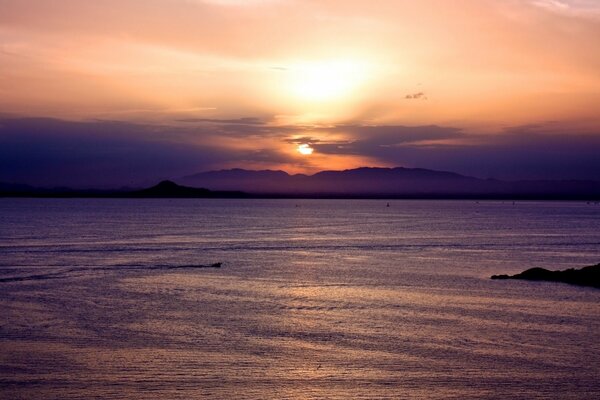 Tramonto con vista sulle montagne