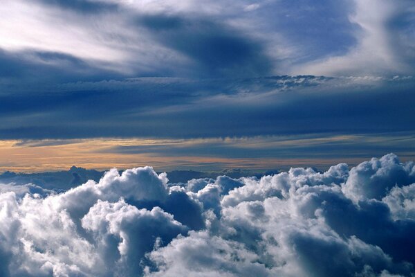 Unglaubliche poröse Wolken in der Höhe