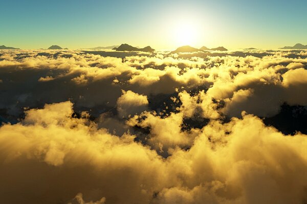 Sanfte Sonne in Cumulus-Wolken