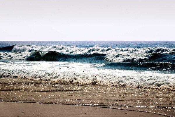 Vagues énormes sur l immensité de l océan par une journée d été