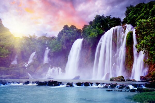 Piękny tropikalny wodospad