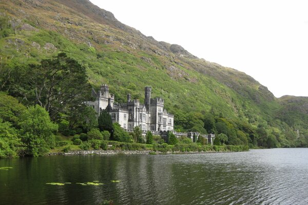 Abbaye en Irlande au bord du lac