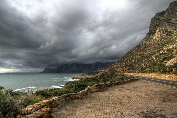 Nuages orageux. Paysage mer et montagne