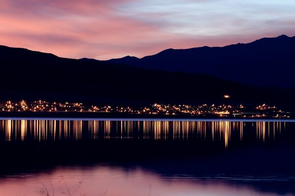 Paisaje de la ciudad de la tarde con un cuerpo de agua