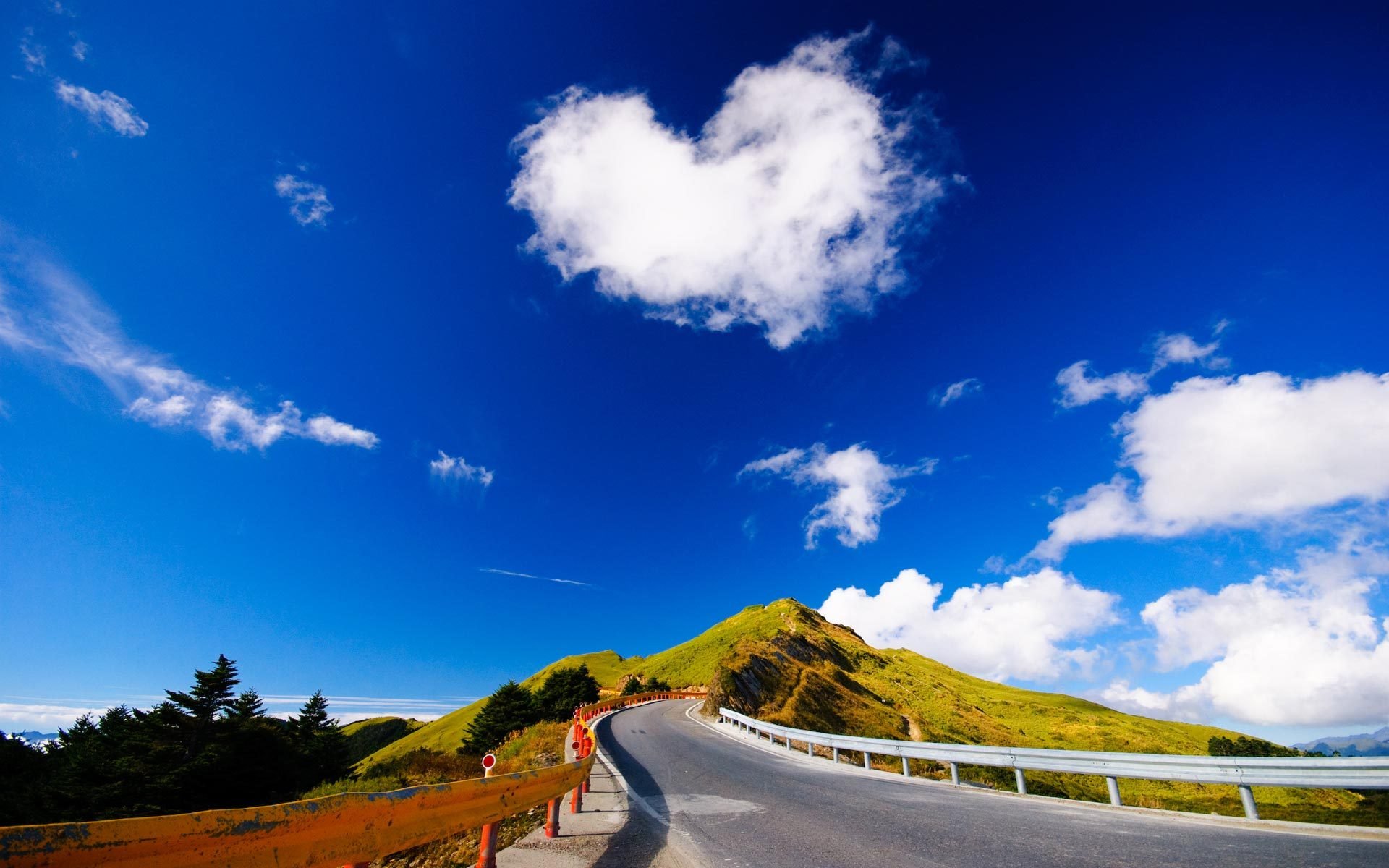 paisaje cielo de la naturaleza nubes verano montañas colinas pendientes carretera asfalto camino del cielo verano pendiente árboles