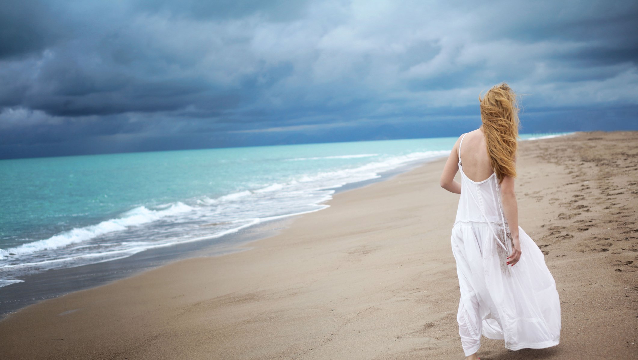 una ragazza bianco vestito ragazza spiaggia mare onde solitudine