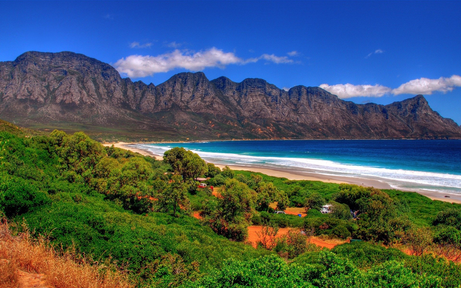 meer berge gras schaum himmel wolken van weiß tropfstock und noch ein weißer van sand grün verbranntes gras steine pflanzen felsen ozean wasser bild landschaft natur natur hintergrund insel hochland himmel luft urlaub