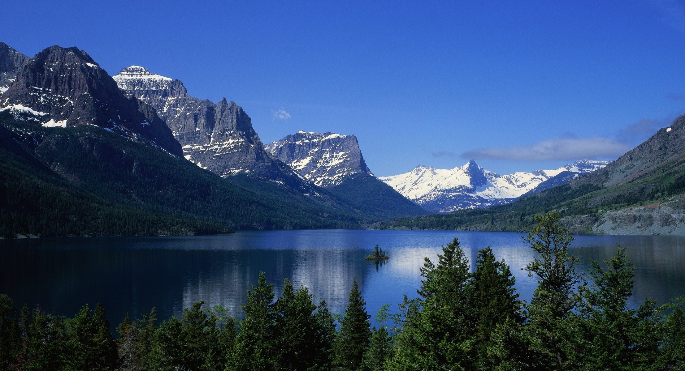 paesaggio lago superficie dell acqua montagne