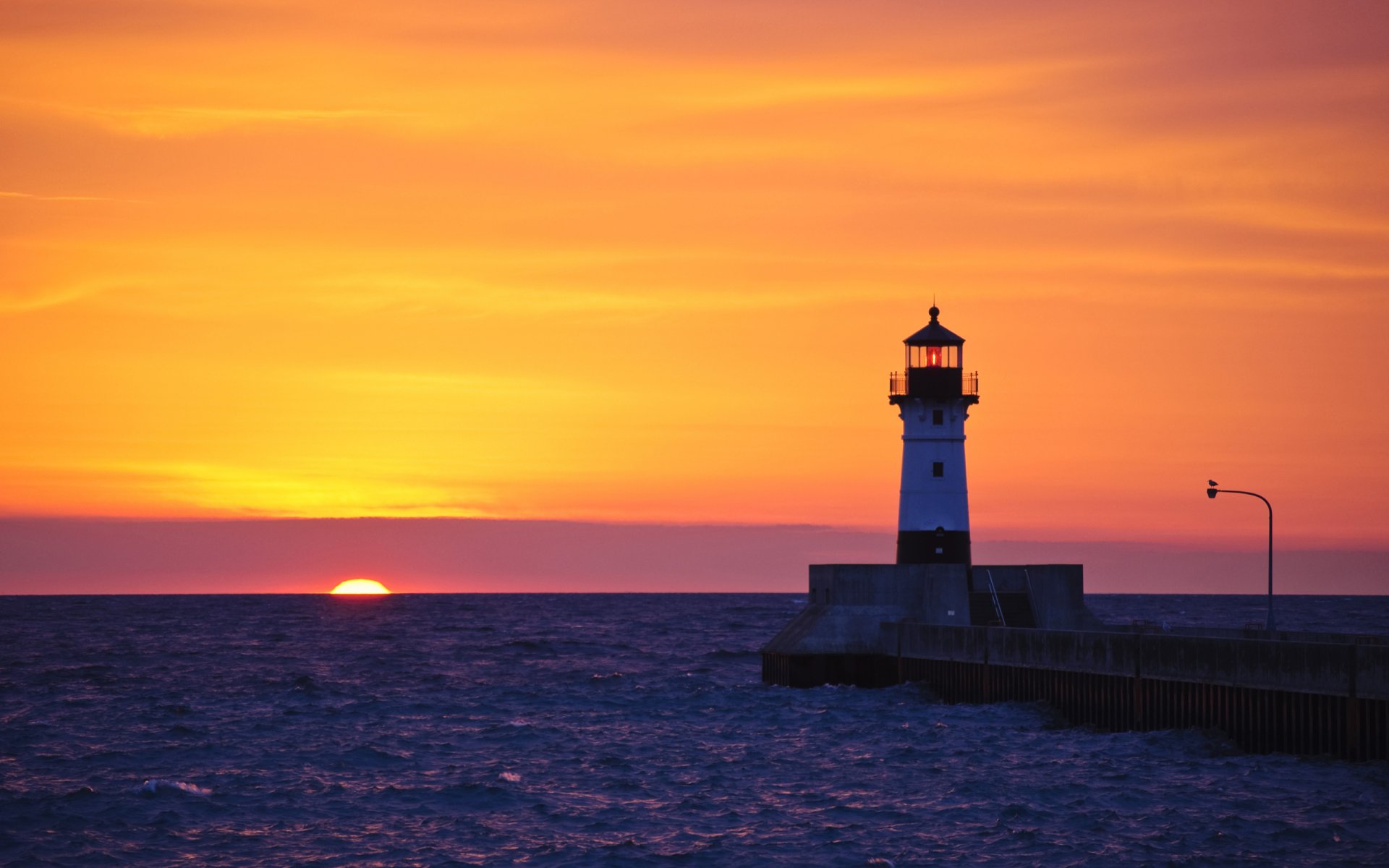 mar faro puesta de sol