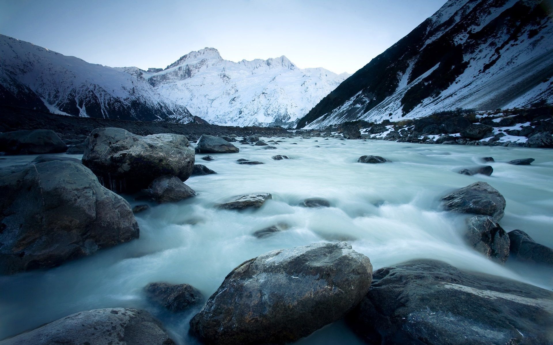 paisaje invierno río montañas