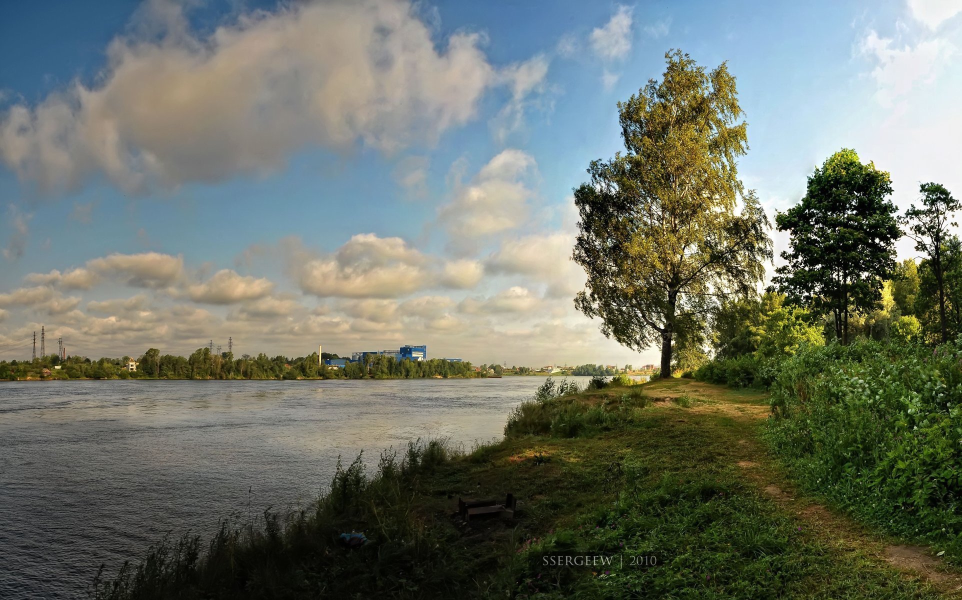 erg-sergeew río árboles nubes