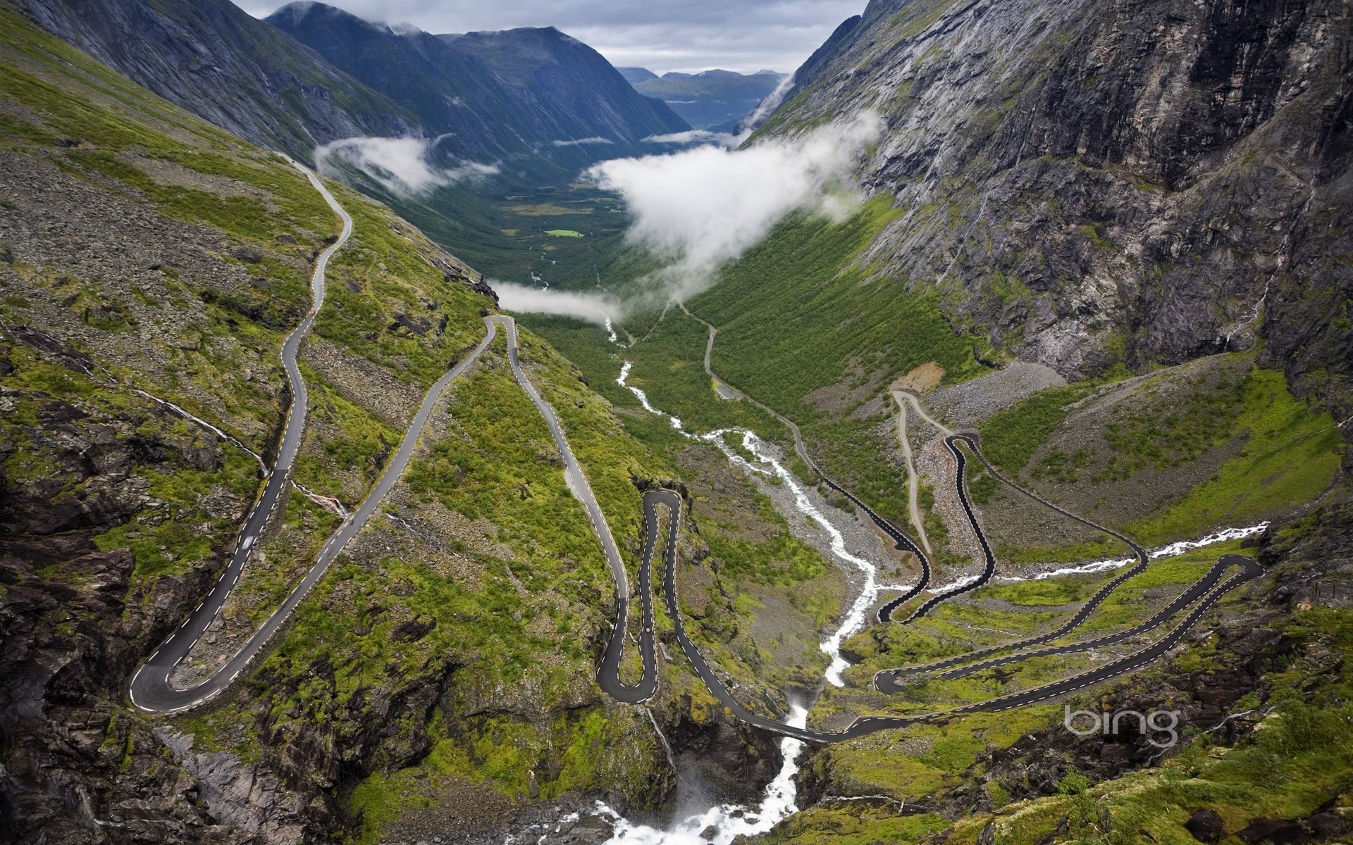 route montagnes rivière