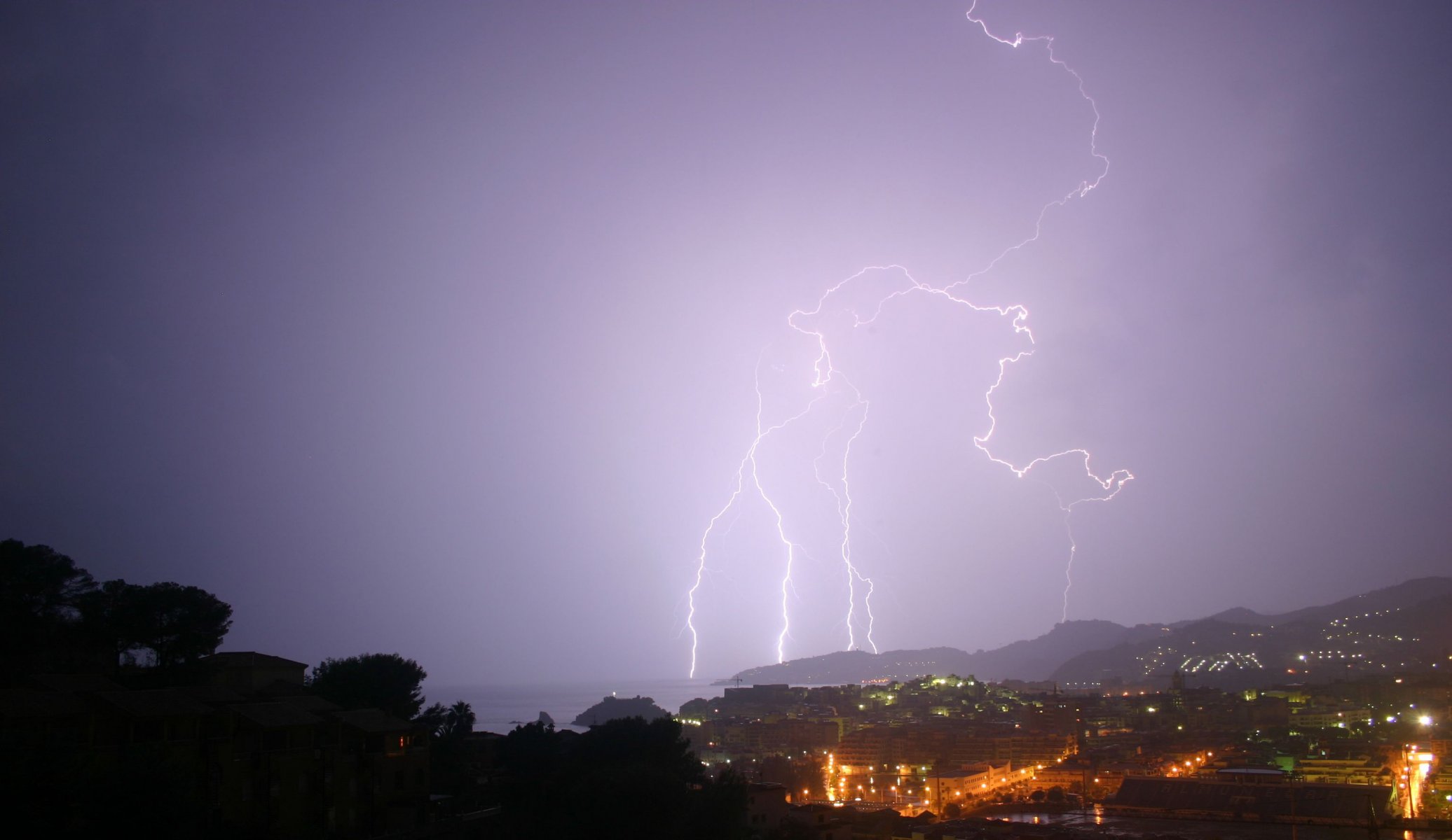 natura fulmini città luci oceano