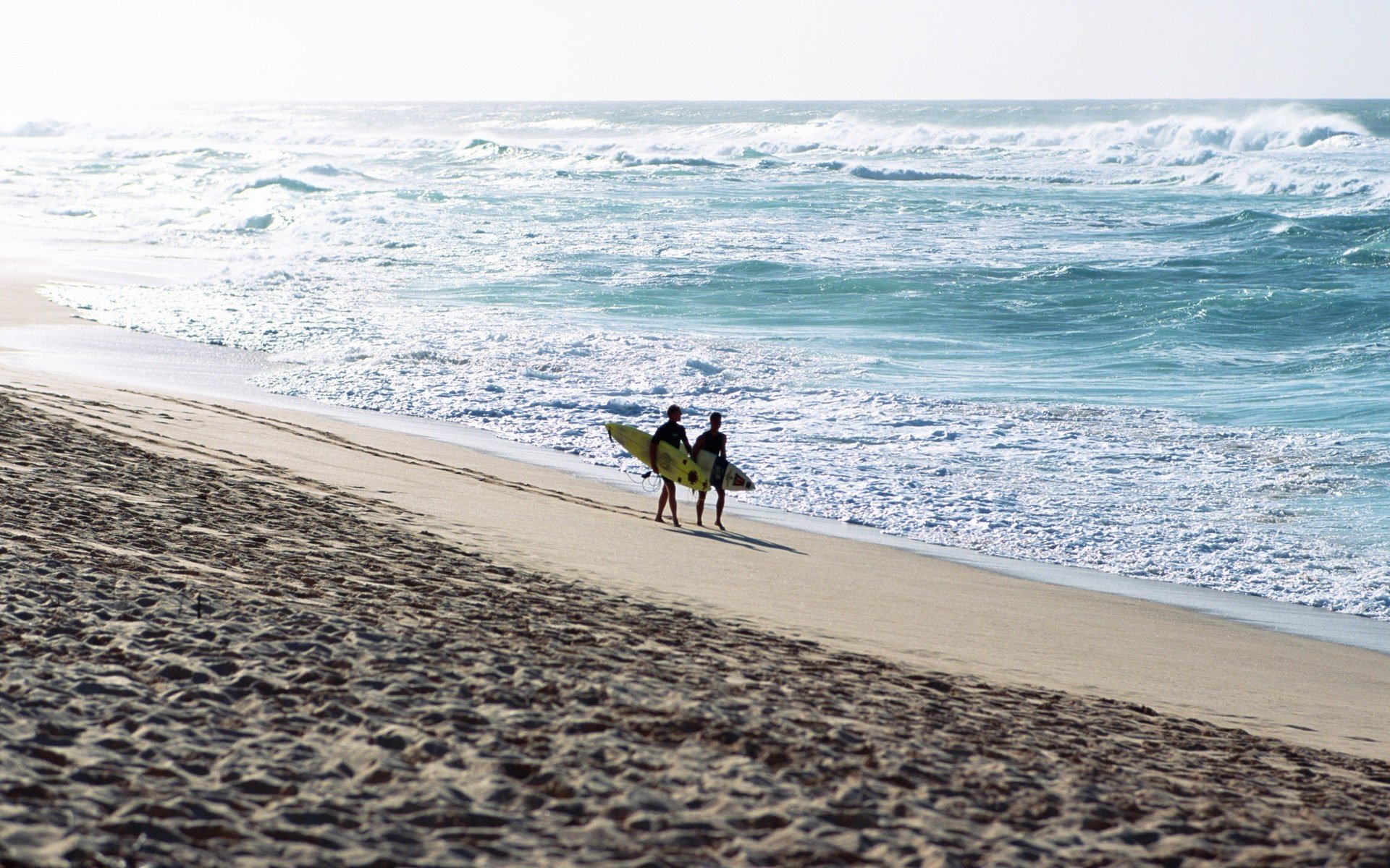 chłopcy sportowcy niebo lato wakacje morze woda ocean fale spray pianka plaża piasek surfing boys surfing wybrzeże lato relaks