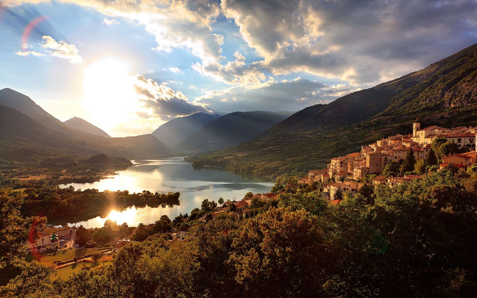 ciudad soleada casas sol montañas árboles bosques árboles de la naturaleza día soleado