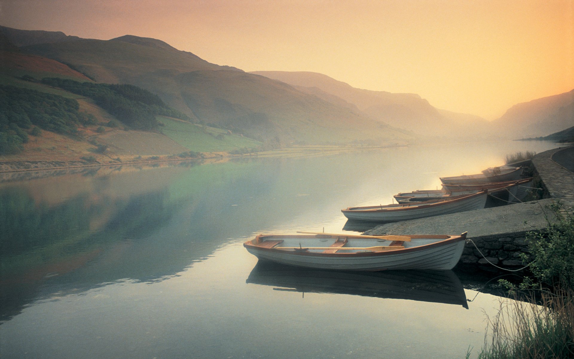 fluss boote nebel berge