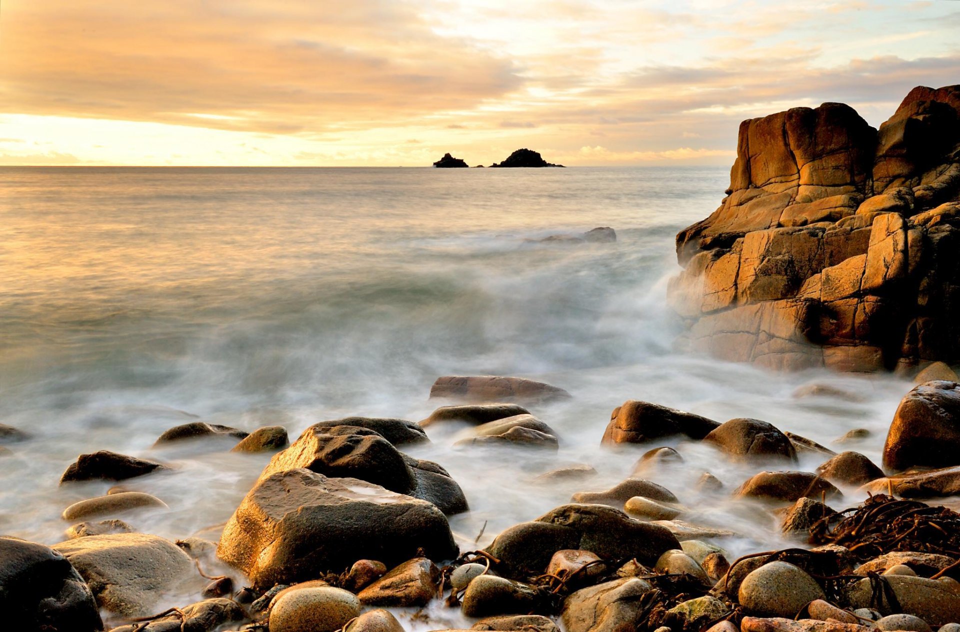 paysage océan surf vagues eau ciel pierres roches horizon