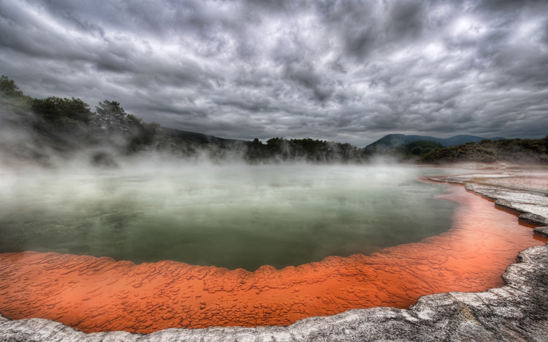 sorgente calda vulcano nebbia vapore nuvole lago alberi lava