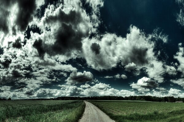 Nuages impressionnants sur le champ et la route