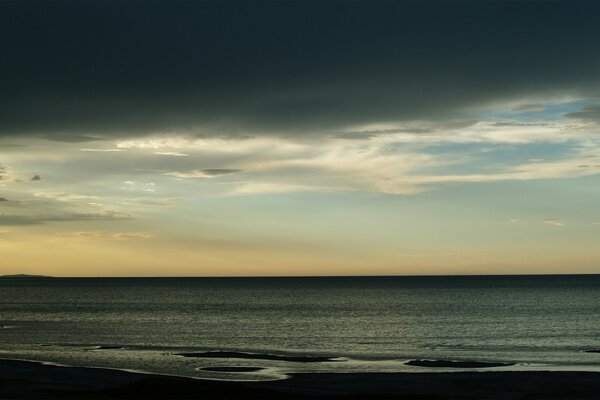 Nubes grises sobre el mar Pacífico