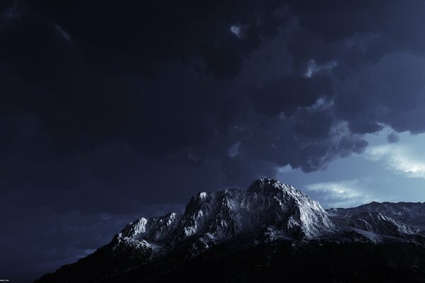 Cielo negro sobre las cimas de las montañas