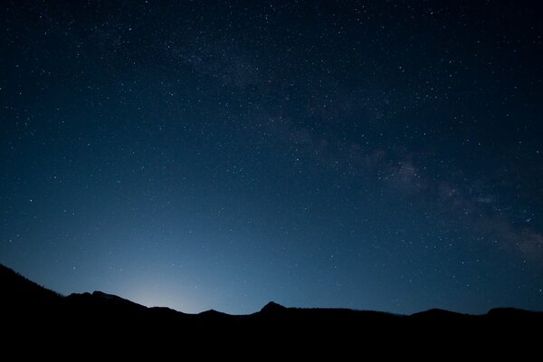 Paesaggio notturno nelle montagne scure