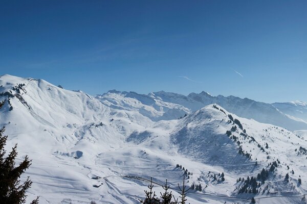 Schneebedeckte Berge auf dem Hintergrund des Winterhimmels