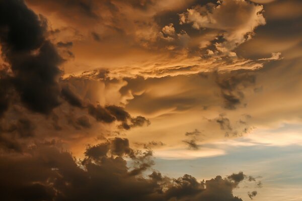 Wolken verdecken den Himmel mit Dunkelheit