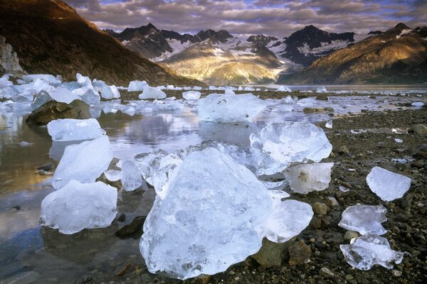 Morceaux de glace à l horizon près de la montagne