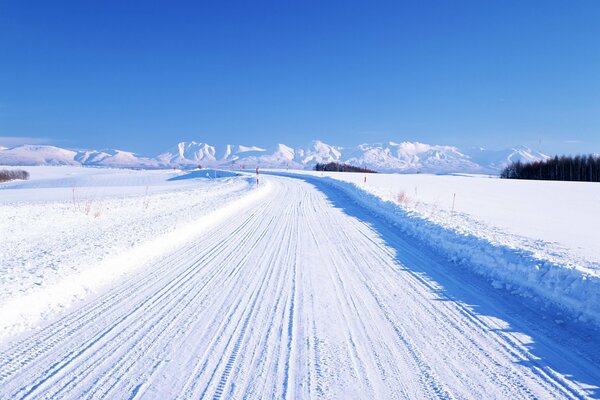 Route d hiver au loin