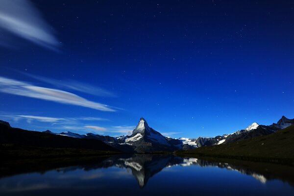 Les montagnes en Suisse la nuit sont particulièrement belles