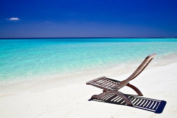 Chaise longue sulla Costa Azzurra dell oceano