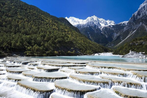 Cielo blu e fiume di montagna