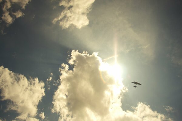 Avión en el cielo azul con nubes