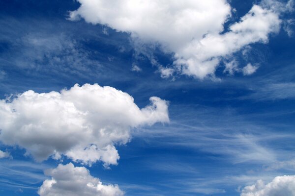 Paisaje de cielo azul y nubes