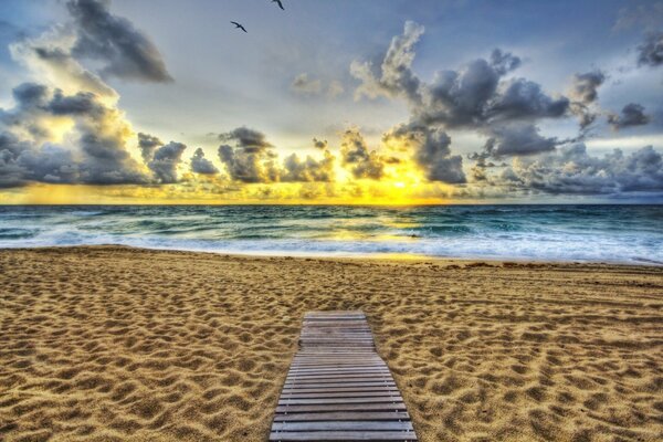 Ścieżka do słońca i pięknego nieba na plaży